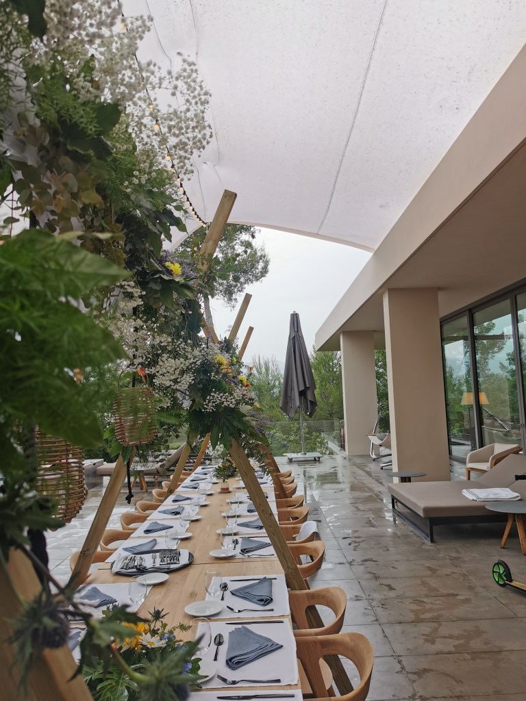 Table florale avec structure boisé